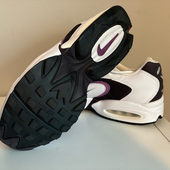 Women’s Nike Sneakers - Picture 2 of 3